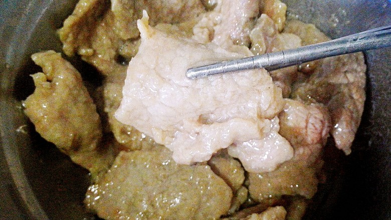 爆炒牛肉片,起油锅，把腌制好的牛肉片炒至约七分熟加点醋，拿出来备用。
