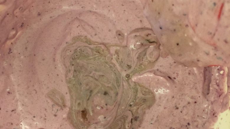 Fluff棉花糖蓝莓慕斯蛋糕,      将吉利丁片液体快速加入慕斯糊中，低速搅拌。