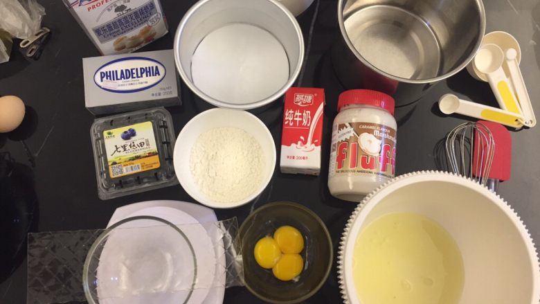 Fluff棉花糖蓝莓慕斯蛋糕,      先将材料准备好，蛋黄蛋清分离，蛋黄先放在一个碗中，我这个戚风是后蛋法，后蛋法相对来说没那么容易缩腰，而且相对来说无颗粒，比较细腻。蛋清放入冰箱冷藏，先准备面糊。