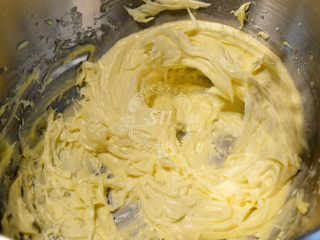 Fluff法式柠檬蛋白挞,使用电动打蛋器打发至黄油体积膨大，颜色发白