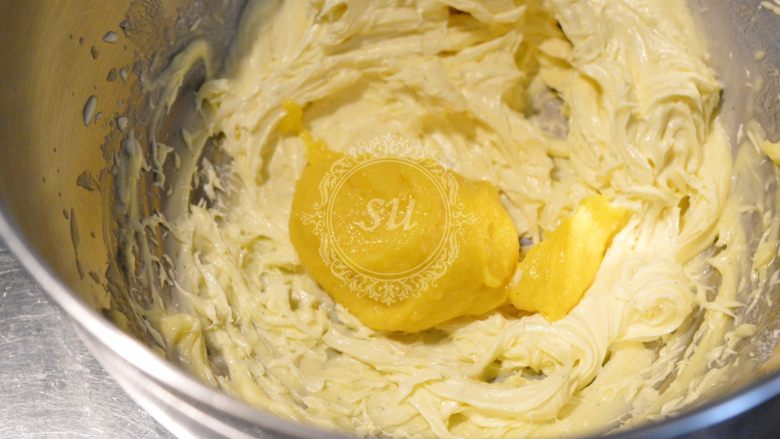 Fluff法式柠檬蛋白挞,将步骤【5】加入到打发好的黄油中，继续使用电动打蛋器打发混合