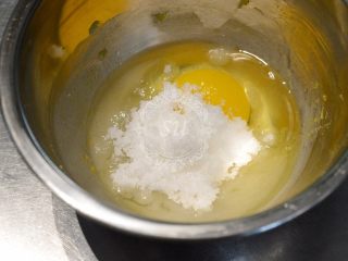 Fluff法式柠檬蛋白挞,全蛋加入砂糖和柠檬皮碎