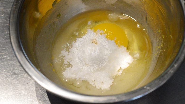 Fluff法式柠檬蛋白挞,全蛋加入砂糖和柠檬皮碎