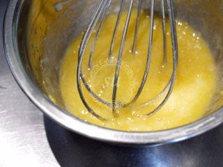 Fluff法式柠檬蛋白挞,手动打蛋器均匀混合打散，稍微打发，使砂糖融化