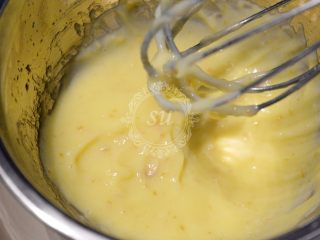 Fluff法式柠檬蛋白挞,隔热水加热，需要间隔几分钟就搅拌一会，直至成为如图这样的浓稠状态后离水