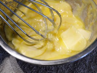 Fluff法式柠檬蛋白挞,加入切块的黄油，一直搅拌，利用余温使黄油融化