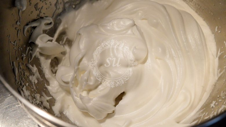 Fluff法式柠檬蛋白挞,当打蛋盆盆壁降至手温，蛋白霜呈油漆光泽时即可