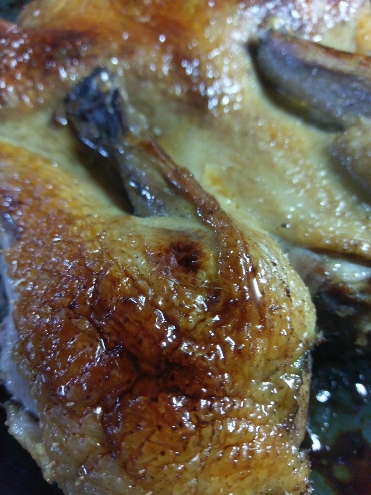 家庭烤箱版烧鸭,烤箱预热200度，把抹好蜂蜜的鸭子放回烤箱，中上层，约烤15分钟，主要是看颜色，到金红色就可以了。