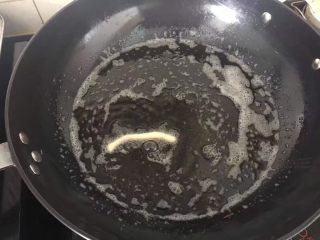 桂花糖沙琪玛,炒锅放油烧热，下入一根面条快速浮起，说明此时的油温正好。
