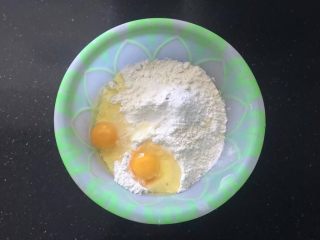 桂花糖沙琪玛,面粉、泡打粉混合过筛加入鸡蛋。