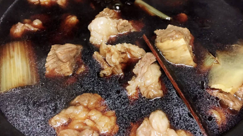 红焖牛肉煲,然后加入热水，一定要加入热水，一起倒入电压力锅中，加入适量盐，选择肉类的档位开始压制。