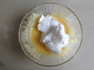 双色蛋糕,蛋清分三次加入30克糖，打字偏干性发泡。将1/3打发好的蛋白加入到蛋黄糊里，翻拌均匀。不可以划圈翻拌。