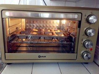 双色蛋糕,将模具放入到已经提前预热好的上火165度下火170度的烤箱里，烘烤20分钟。