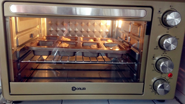 双色蛋糕,将模具放入到已经提前预热好的上火165度下火170度的烤箱里，烘烤20分钟。