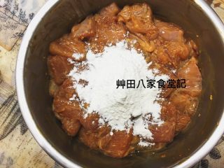 台灣府城道地小吃豆乳雞,將太白粉放入步驟4拌勻後的雞肉塊中