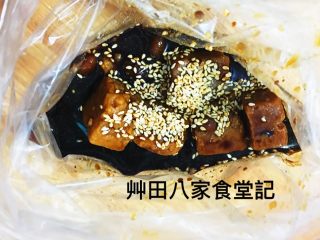 台灣府城道地小吃豆乳雞,將所有醃料放入塑膠袋中