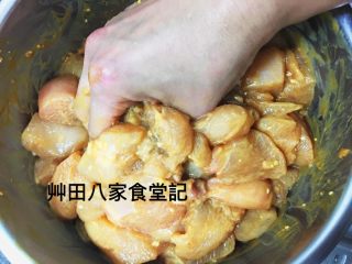 台灣府城道地小吃豆乳雞,再次抓醃按摩豆乳雞約3分鐘至太白粉完全混勻為止