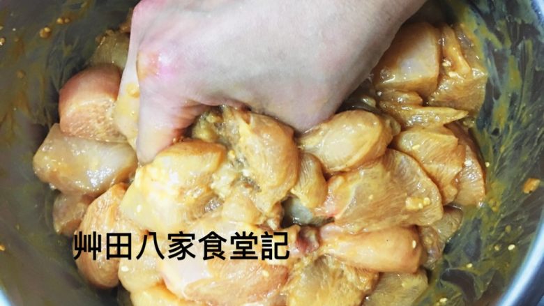 台灣府城道地小吃豆乳雞,再次抓醃按摩豆乳雞約3分鐘至太白粉完全混勻為止