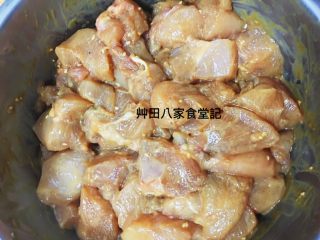 台灣府城道地小吃豆乳雞,將抓醃後的豆乳雞靜置20分鐘備用