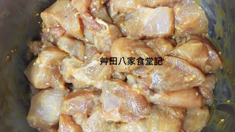 台灣府城道地小吃豆乳雞,將抓醃後的豆乳雞靜置20分鐘備用