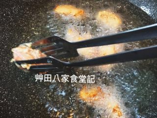 台灣府城道地小吃豆乳雞,依序將醃製好的豆乳雞放入油鍋內（轉中小火）