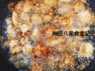 台灣府城道地小吃豆乳雞,待表面均勻呈現金黃色，轉大火15秒逼油即可起鍋（這較偏軟嫩口感，若喜歡硬一些的口感可以在炸久一下，至雞肉汁微收乾）