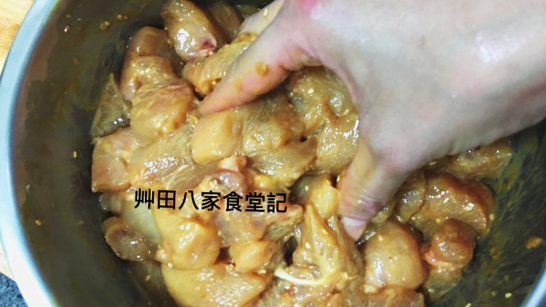 台灣府城道地小吃豆乳雞,再將醃料和雞肉塊拌勻