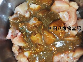 台灣府城道地小吃豆乳雞,將步驟2混勻的醃料倒入切好的雞肉塊中（大小約2*2公分）