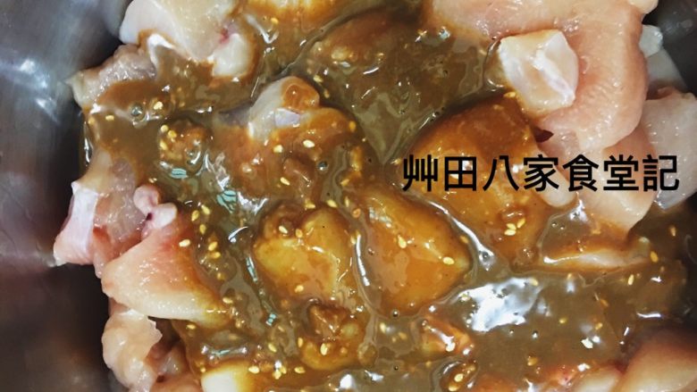 台灣府城道地小吃豆乳雞,將步驟2混勻的醃料倒入切好的雞肉塊中（大小約2*2公分）