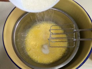 奶油水果蛋糕杯,分三次加入细砂糖进行打发。