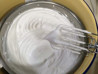 奶油水果蛋糕杯,在淡奶油中加入细砂糖，垫冰打发，打至奶油有阻力且出现明显的纹路，打蛋头提起来奶油不滴落。
