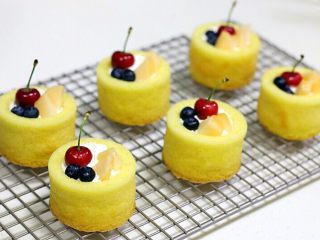 奶油水果蛋糕杯,把水果放在挤满奶油的蛋糕杯中装饰。