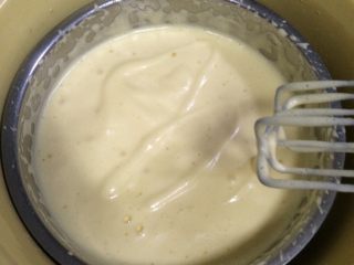 奶油水果蛋糕杯,打到蛋液粘稠，提起打蛋头不易滴落，面糊画出的纹理不易消失。