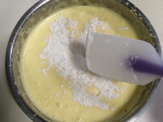 奶油水果蛋糕杯,在打发好的蛋糊中分两次加入低粉翻拌均匀（提前把低粉过筛备着），剩下一点低粉加入橙汁和玉米油混合的液体中拌匀。