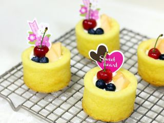 奶油水果蛋糕杯,还可以插上些可爱的小牌子装饰。
