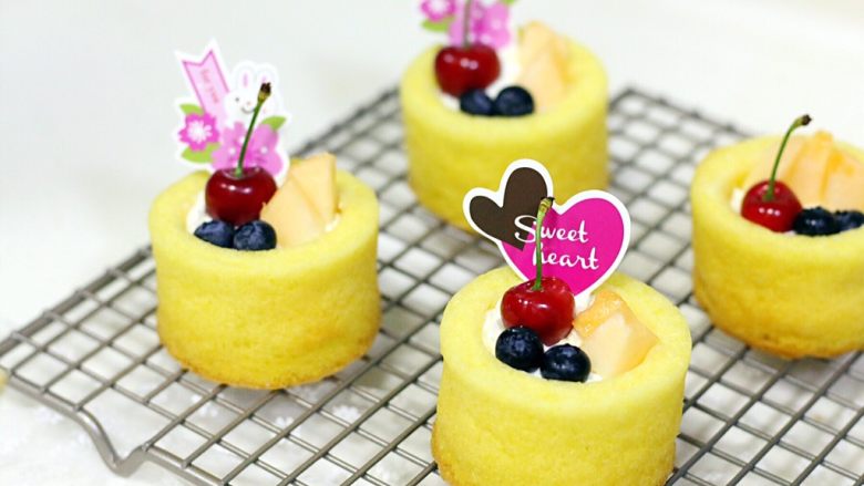 奶油水果蛋糕杯,还可以插上些可爱的小牌子装饰。