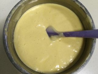 奶油水果蛋糕杯,把拌好低筋面粉、橙汁和玉米油的混合糊加入到蛋面糊中，继续翻拌均匀。