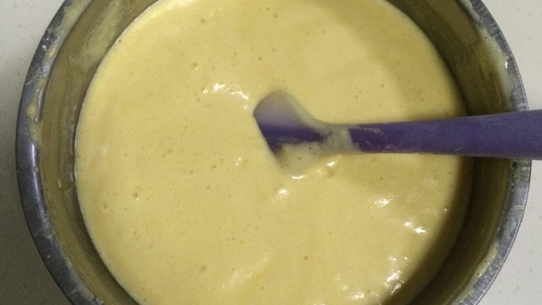 奶油水果蛋糕杯,把拌好<a style='color:red;display:inline-block;' href='/shicai/ 548'>低筋面粉</a>、橙汁和玉米油的混合糊加入到蛋面糊中，继续翻拌均匀。