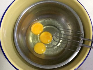 奶油水果蛋糕杯,把鸡蛋打入打蛋盆内，坐在放有热水的盆内。
