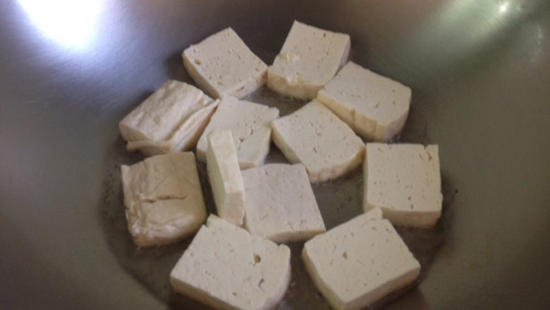 紹興燒豆腐,熱油鍋後，豆腐稍微紙巾擦乾再下鍋避免油濺
