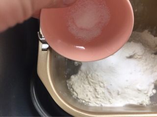 日式香浓炼奶面包,对角加盐