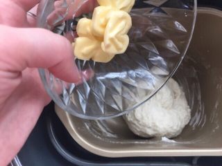 日式香浓炼奶面包,揉至第一阶段后加入黄油