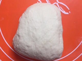 日式香浓炼奶面包,发酵完成后排气静置片刻
