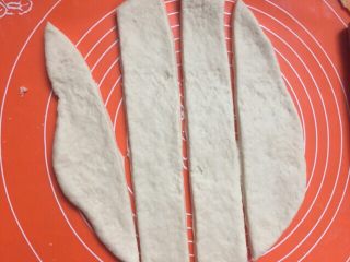 日式香浓炼奶面包,擀开后分割成四份
