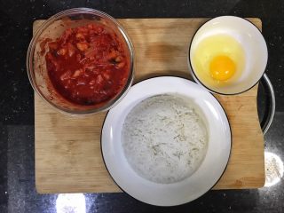 超满足便当（15）,米饭蒸好 泡菜有料理剪煎小 因为想要一口有肉有泡菜的那种感觉 鸡蛋一个 打散加盐备用