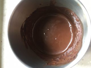 大理石冻芝士蛋糕,黑巧克力、可可粉放入25克牛奶里加热搅拌均匀成酱放凉备用。