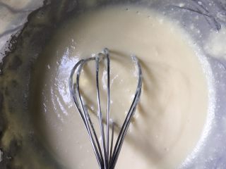 大理石冻芝士蛋糕,搅拌后奶酪将顺滑细腻光滑、蛋抽提起来纹路清晰。