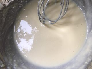 大理石冻芝士蛋糕,吉利丁牛奶放凉有点余温、加入奶酪糊里搅拌均匀。