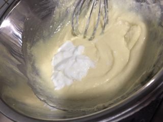 大理石冻芝士蛋糕,加入酸奶、柠檬汁继续搅拌均匀至顺滑无颗粒。