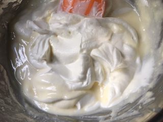 大理石冻芝士蛋糕,将奶油与奶酪糊混合一起，用翻拌手法、快速搅拌均匀。